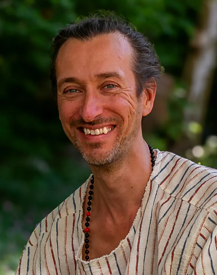 Till Schrader lächelnd im Portrait